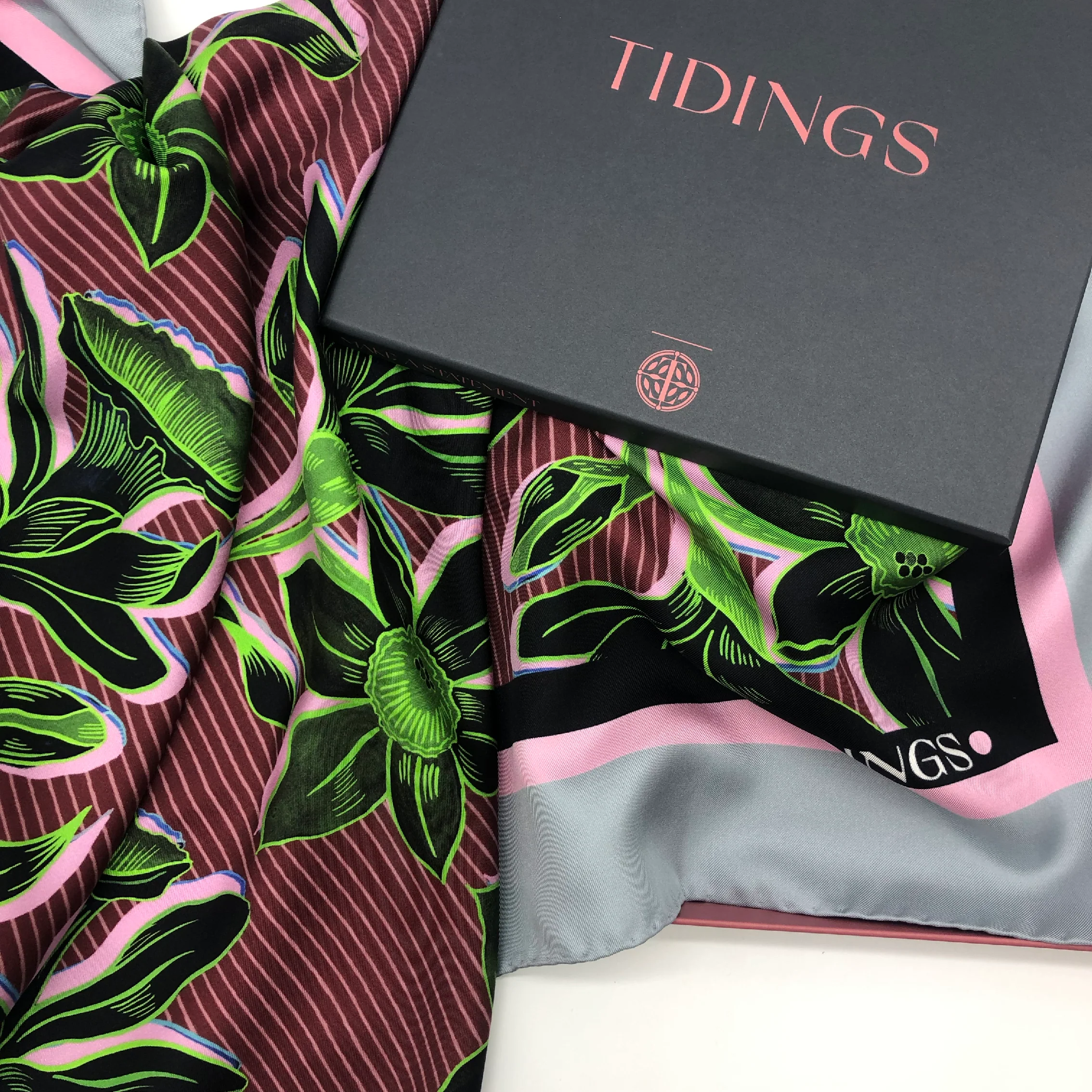 "LES FLEURS" STATEMENT SCARF - Image 3